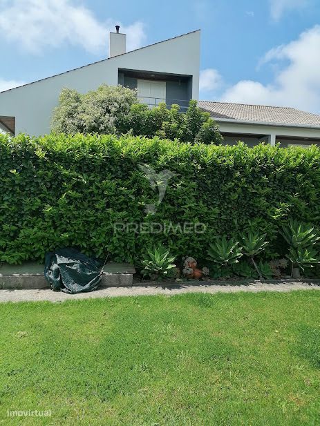 Moradia T5, com 3 pisos, terreno e anexos