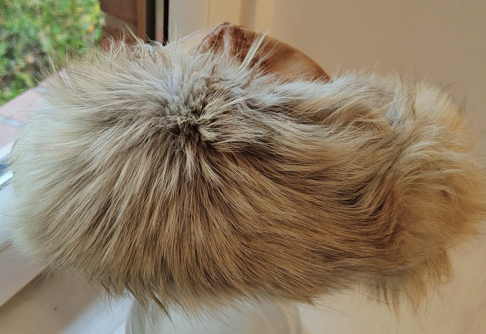 Czapka ze skóry naturalnej z lisem.