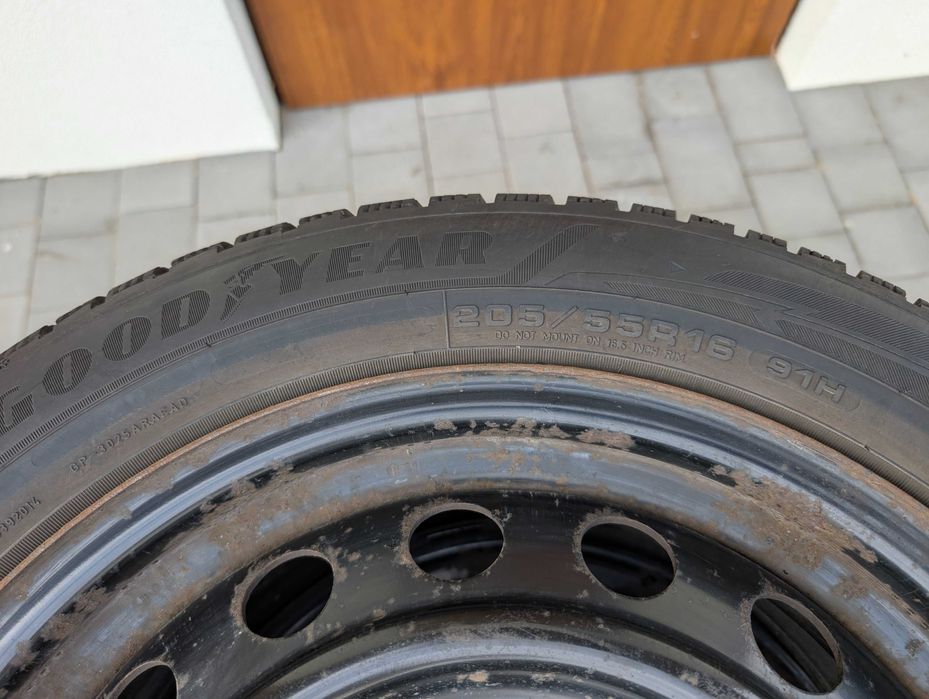 Opony zimowe Goodyear 205/55r16 2024r z felgami 5x114.3 TPMS Toyota