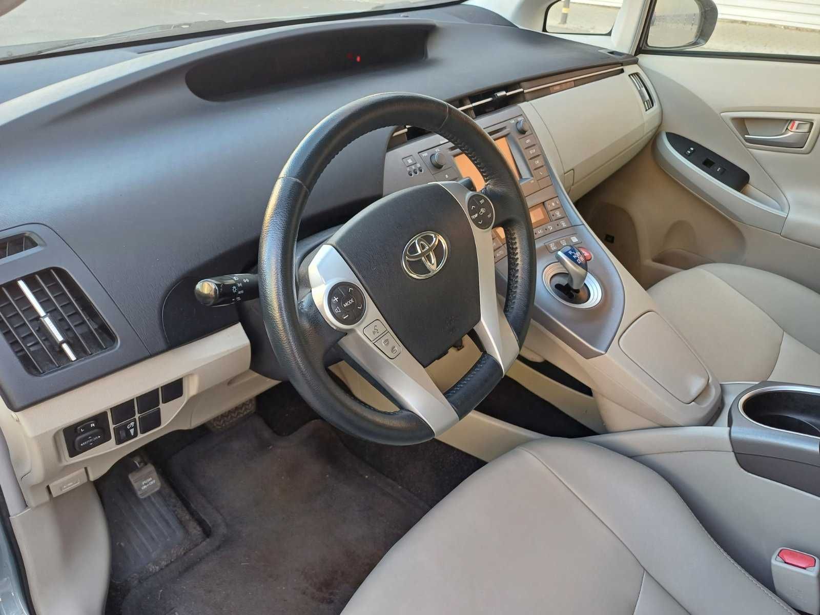 Продам Toyota Prius hybrid 2014