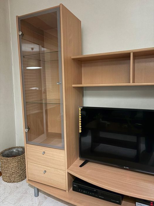 Movel com prateleiras e garrafeira