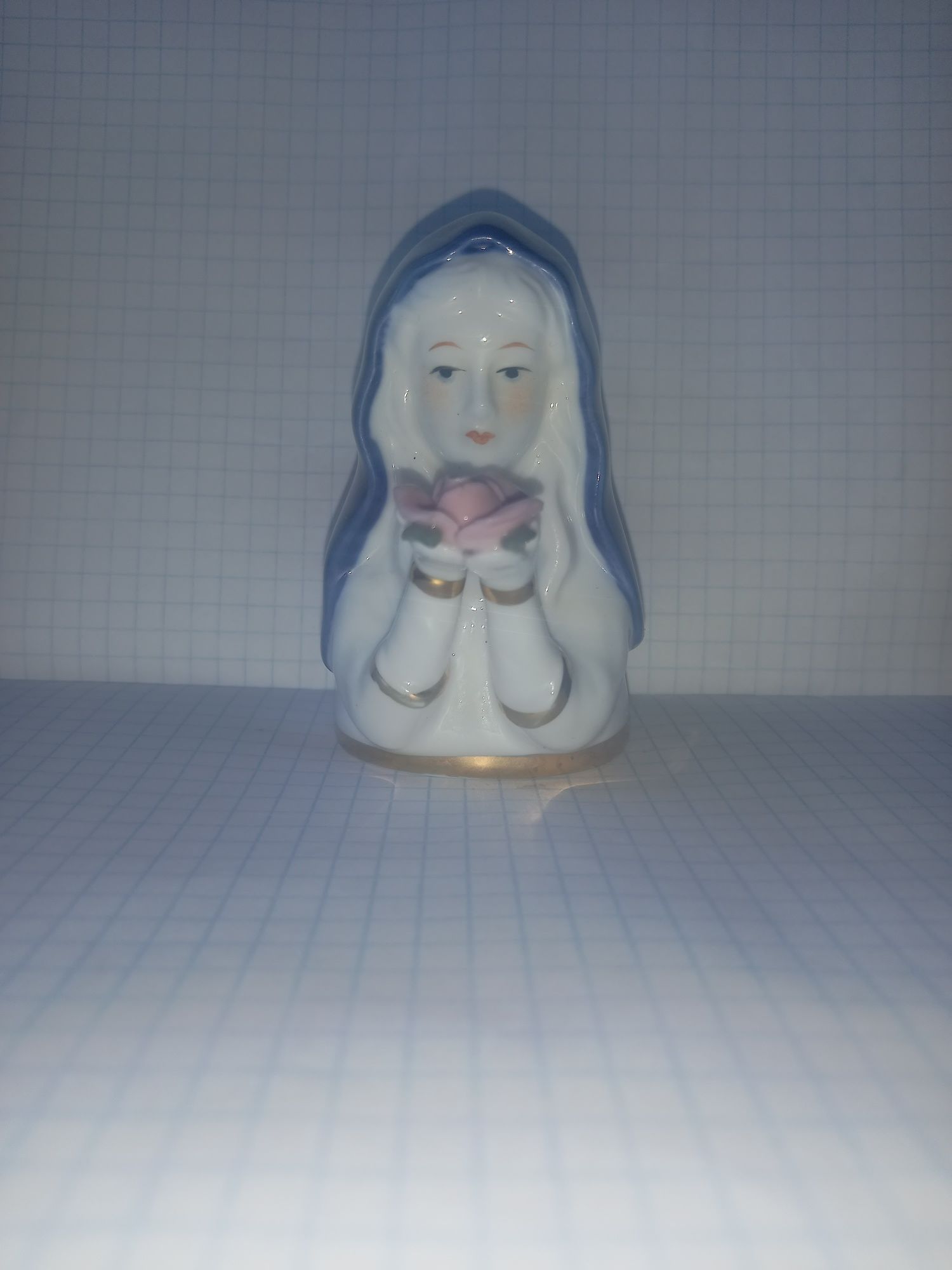 Статуэтка Дева Мария с цветком- мадонна фарфор