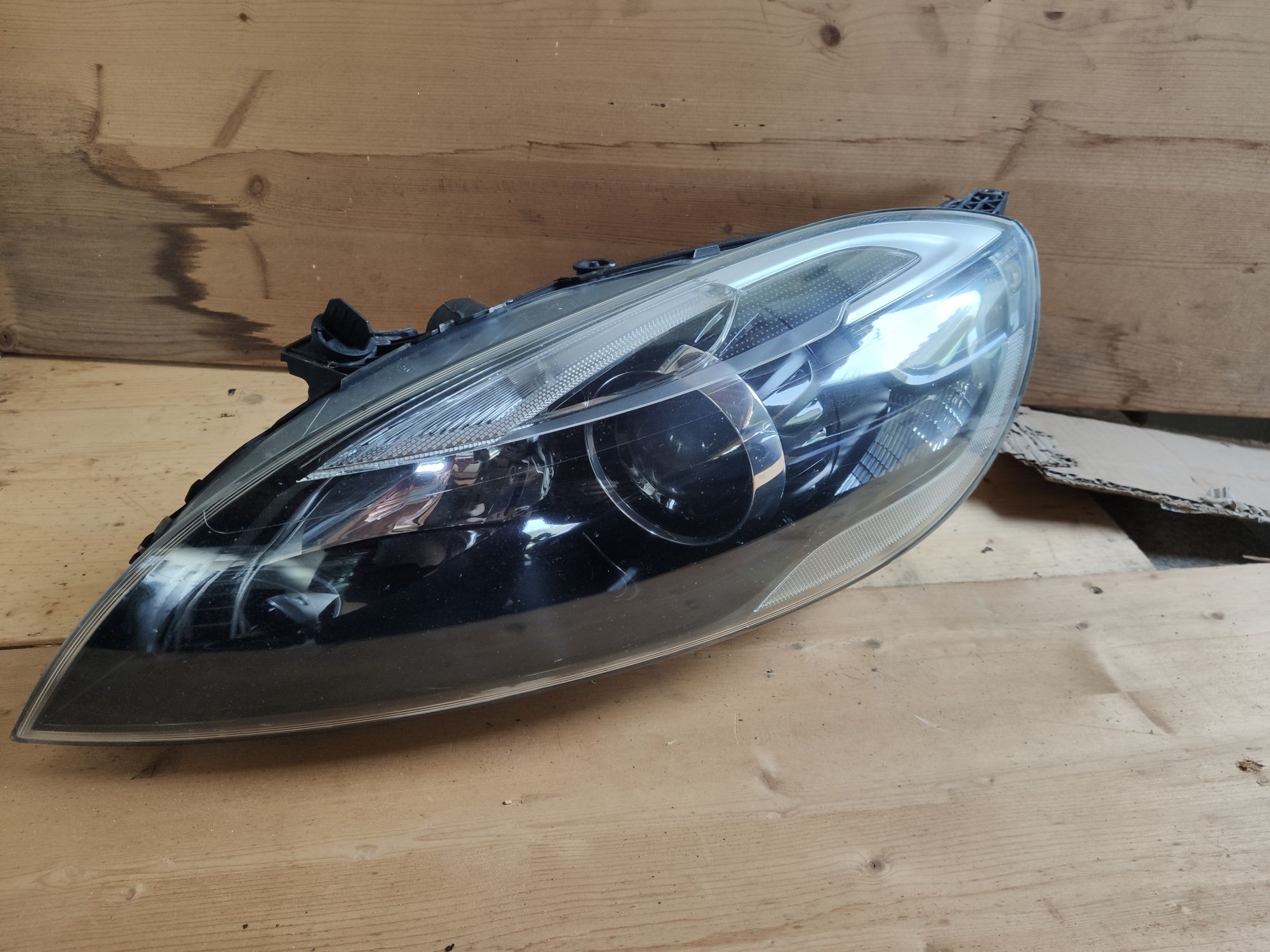 Ótica lado esquerdo  xenon Volvo v40