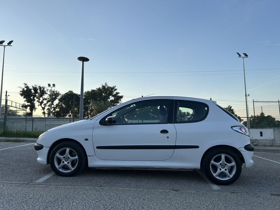 Peugeot 206 1.9D (2000) – Económico, Fiável e Pronto a Circular!