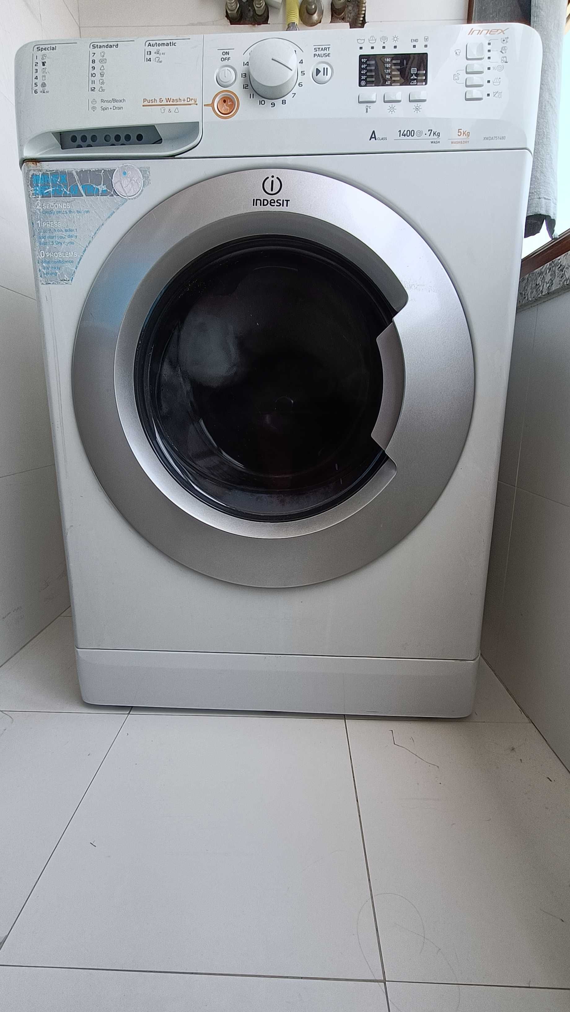 Máquina de lavar e secar roupa Indesit