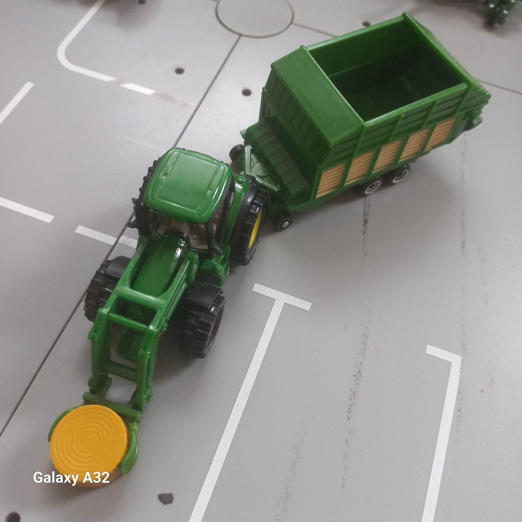 Siku traktor John deere z ladowaczem chwytakiem do bel I przyczepa