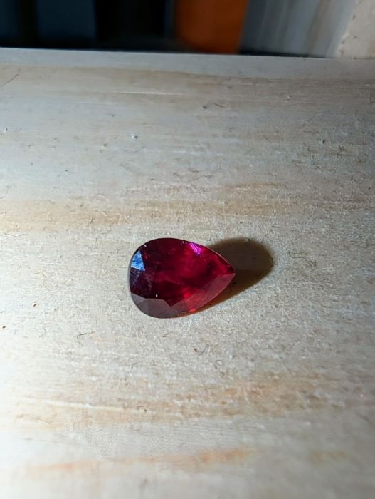 Rubi natural não tratado - sangue de pombo