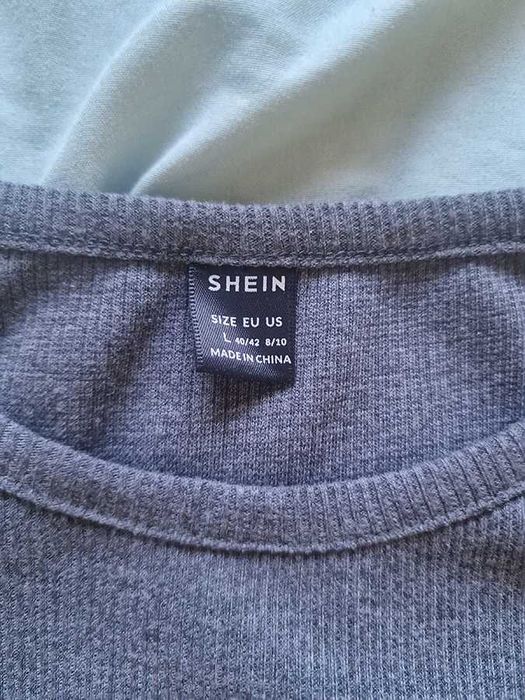 Szary bezrękawnik z prążkowanego materiału