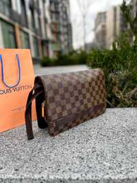 Вместительный клатч унисекс Louis Vuitton