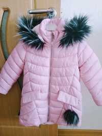 Пальто на дівчинку 4-5 років.