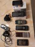 7 szt starych telefonów i 2 ładowarki