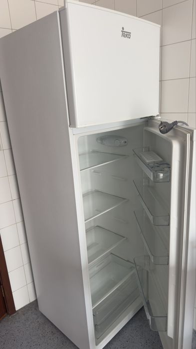 Frigorífico TEKA 2 portas com congelador