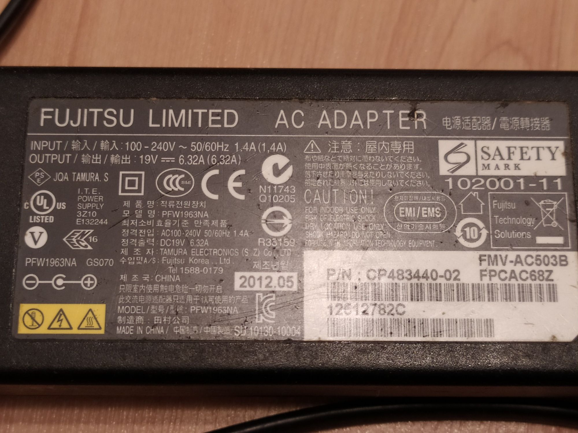 Zasilacz Fujitsu 19V - 6.32A