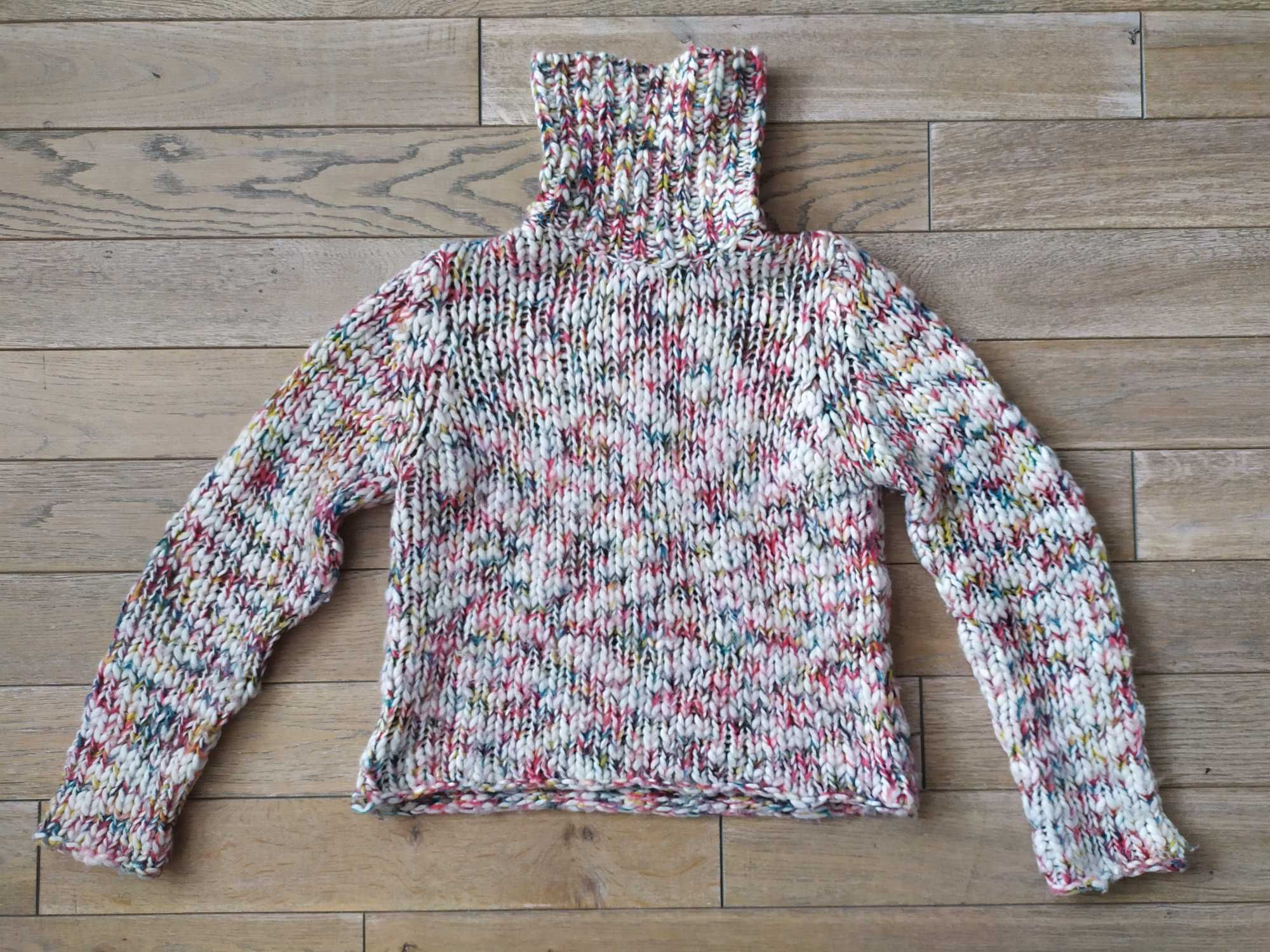 Kolorowy sweter z golfem Piękny kolorowy golf