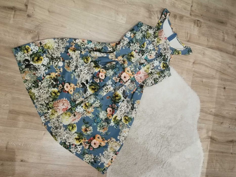 Kwiatowa sukienka XS Pull&Bear