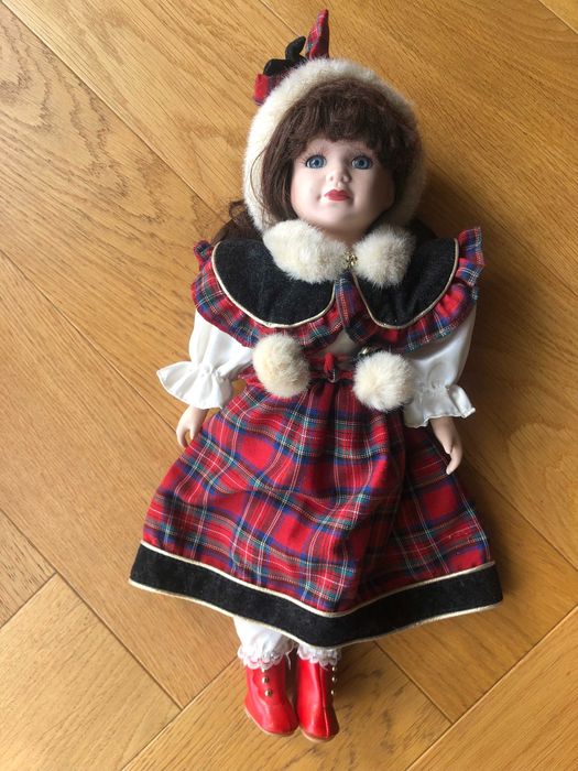 Kolekcjonerska lalka porcelanowa, zimowe ubranie.