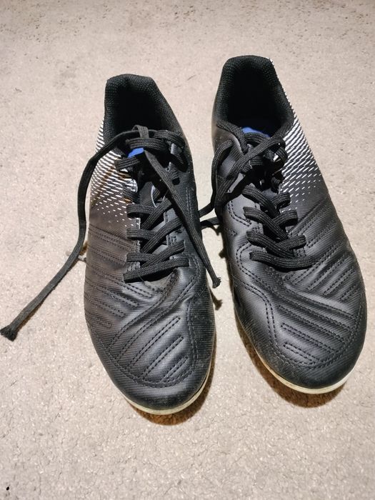 Chuteiras azuis e pretas