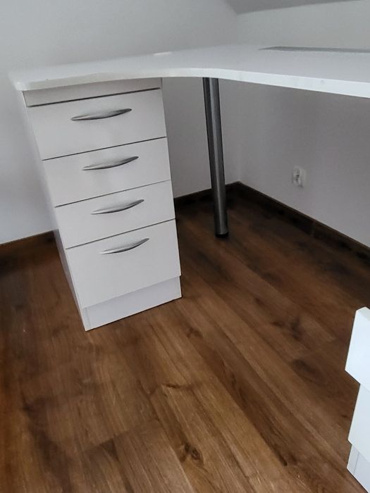 Biurko narożne robione na wymiar – solidne, z szufladam