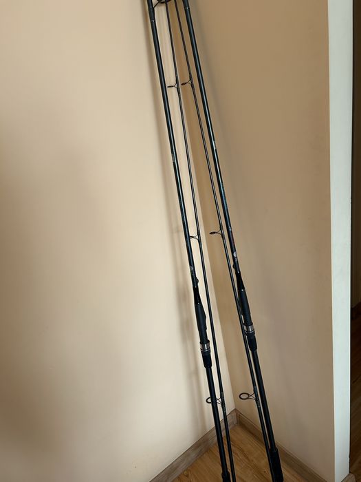 Zestaw wędek karpiowych, kołowrotki, echosonda