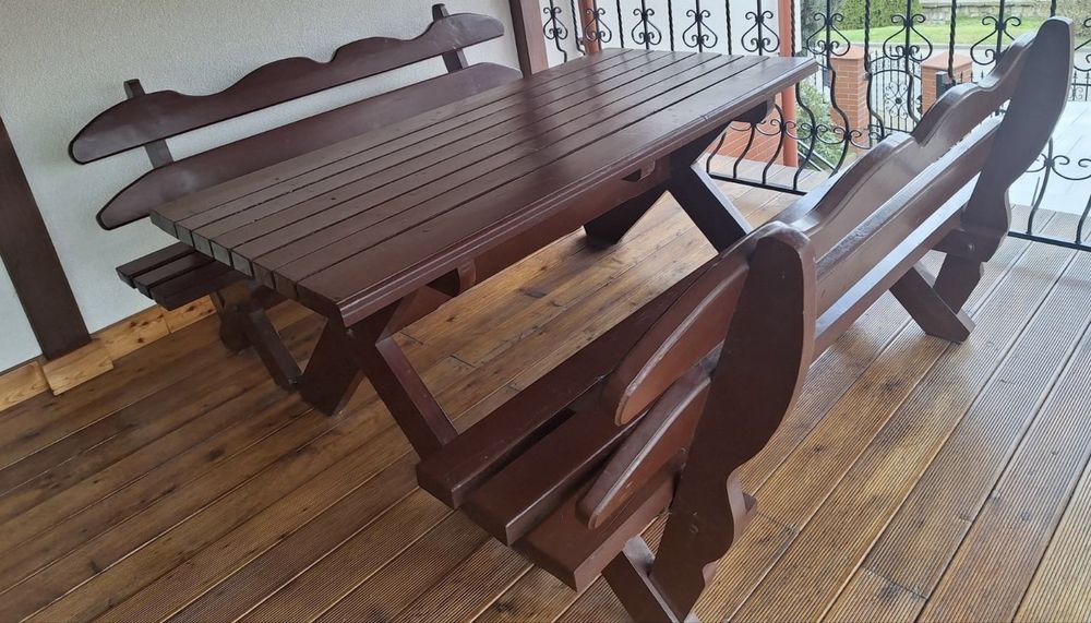 Drewniany stół i ławki