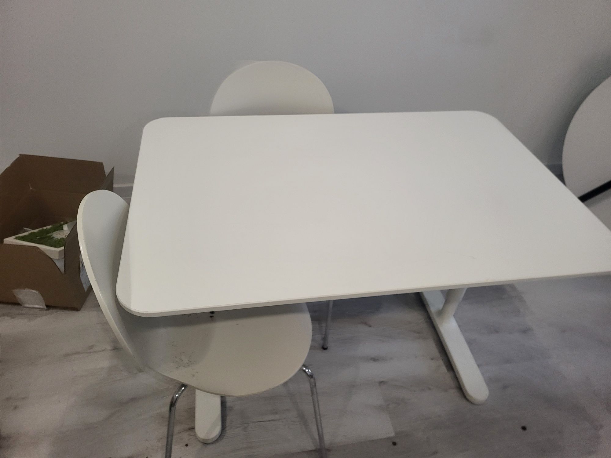 2 Stoły rozkładane z Ikea i 5 krzesł do biura