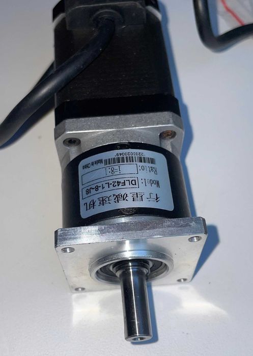 Прецизійний кроковий двигун із планетарним редуктором