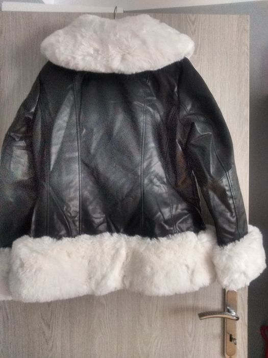 Nowa z metką czarna kurtka z eko skóry z białym futerkiem