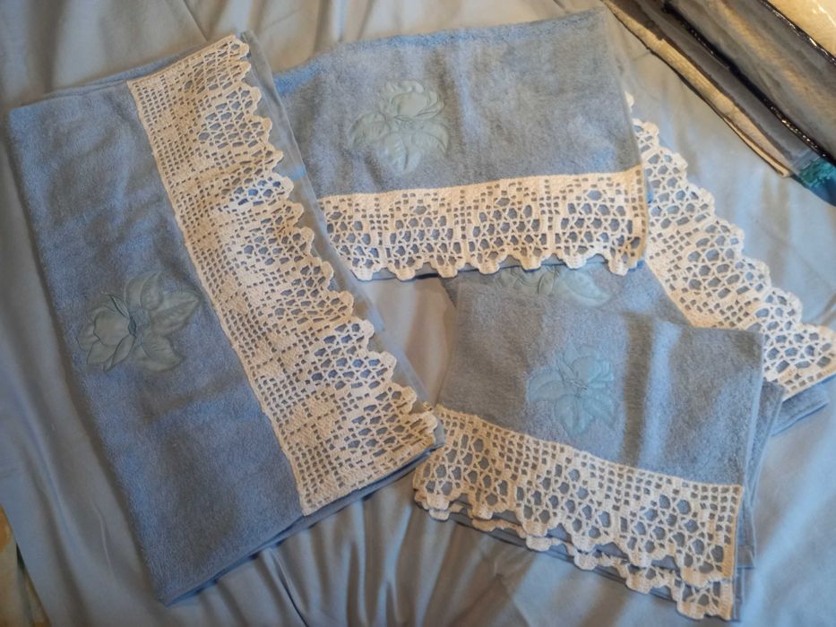 Conjunto de toalhas de banho azul, com aplicações de croché