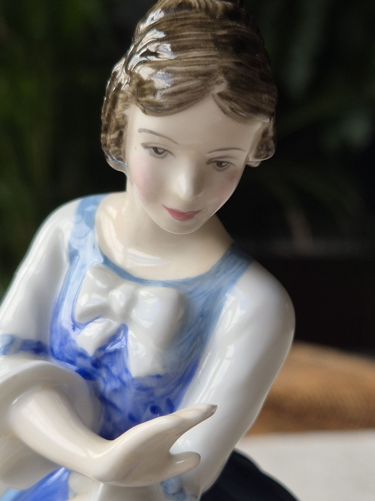 Dama Royal Doulton Llorain