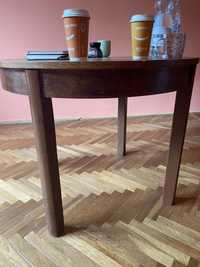 Drewniany stół z kompletem drewnianych krzeseł