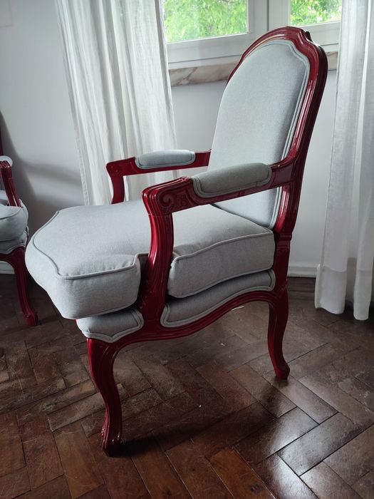 Um par de cadeiras estofadas