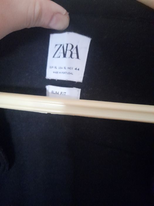 Camisa preta sem gola.