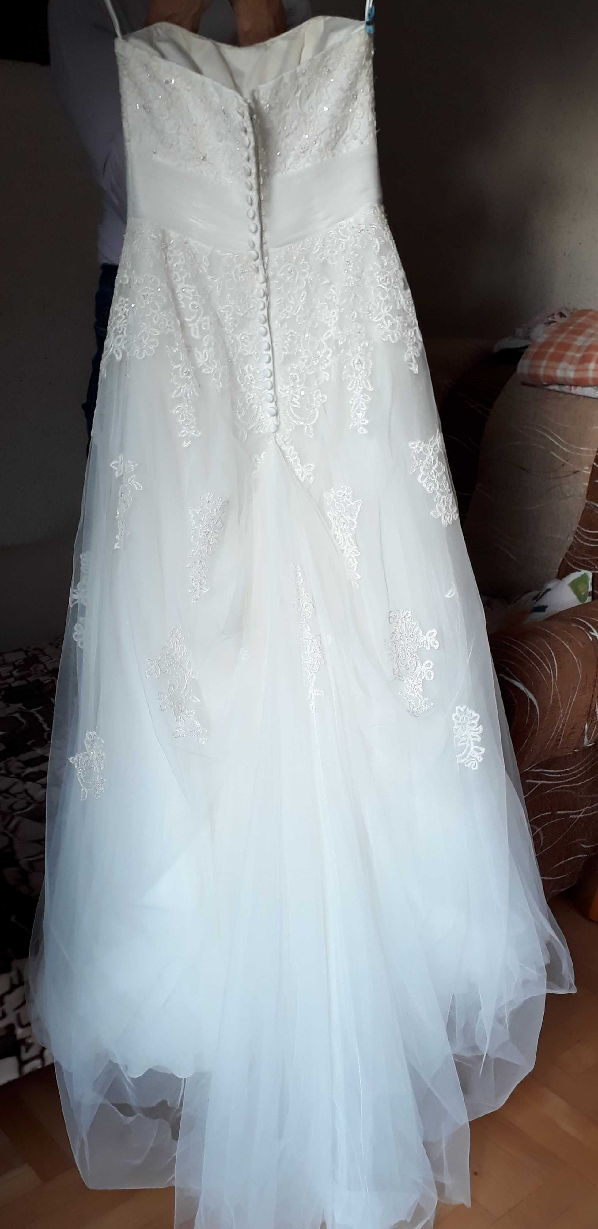 Suknia ślubna w kolorze kości słoniowej, z piękną hiszpańską koronką