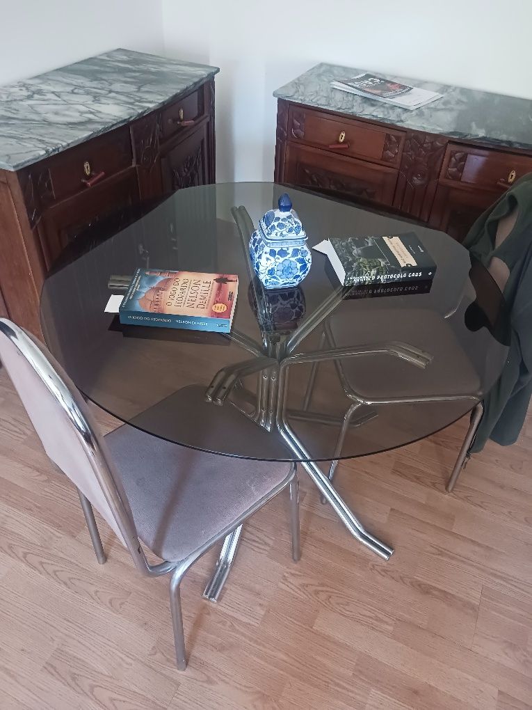 Mesa com tampo de vidro