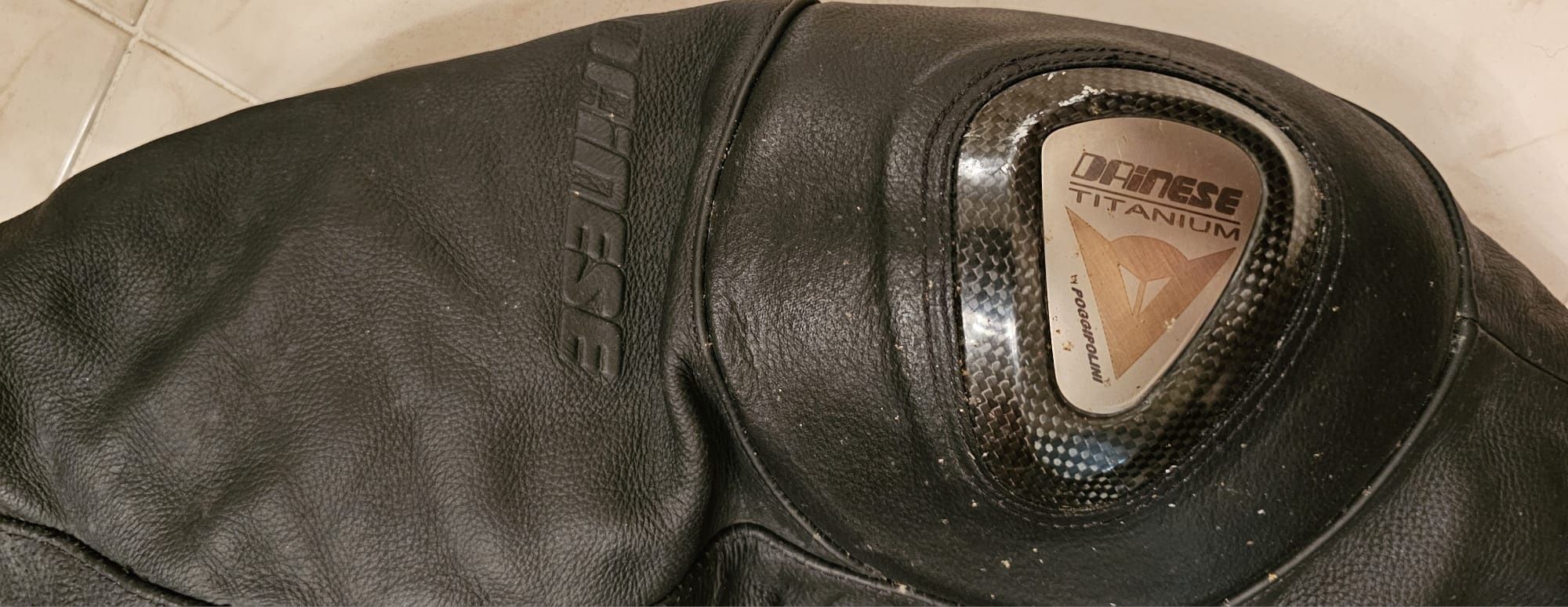 Blusão Dainese em pele com proteções em carbono
