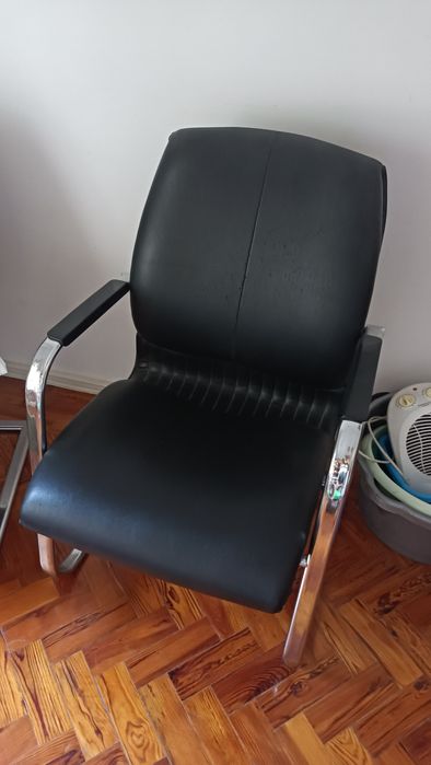 Cadeirão x2 com estrutura em metal