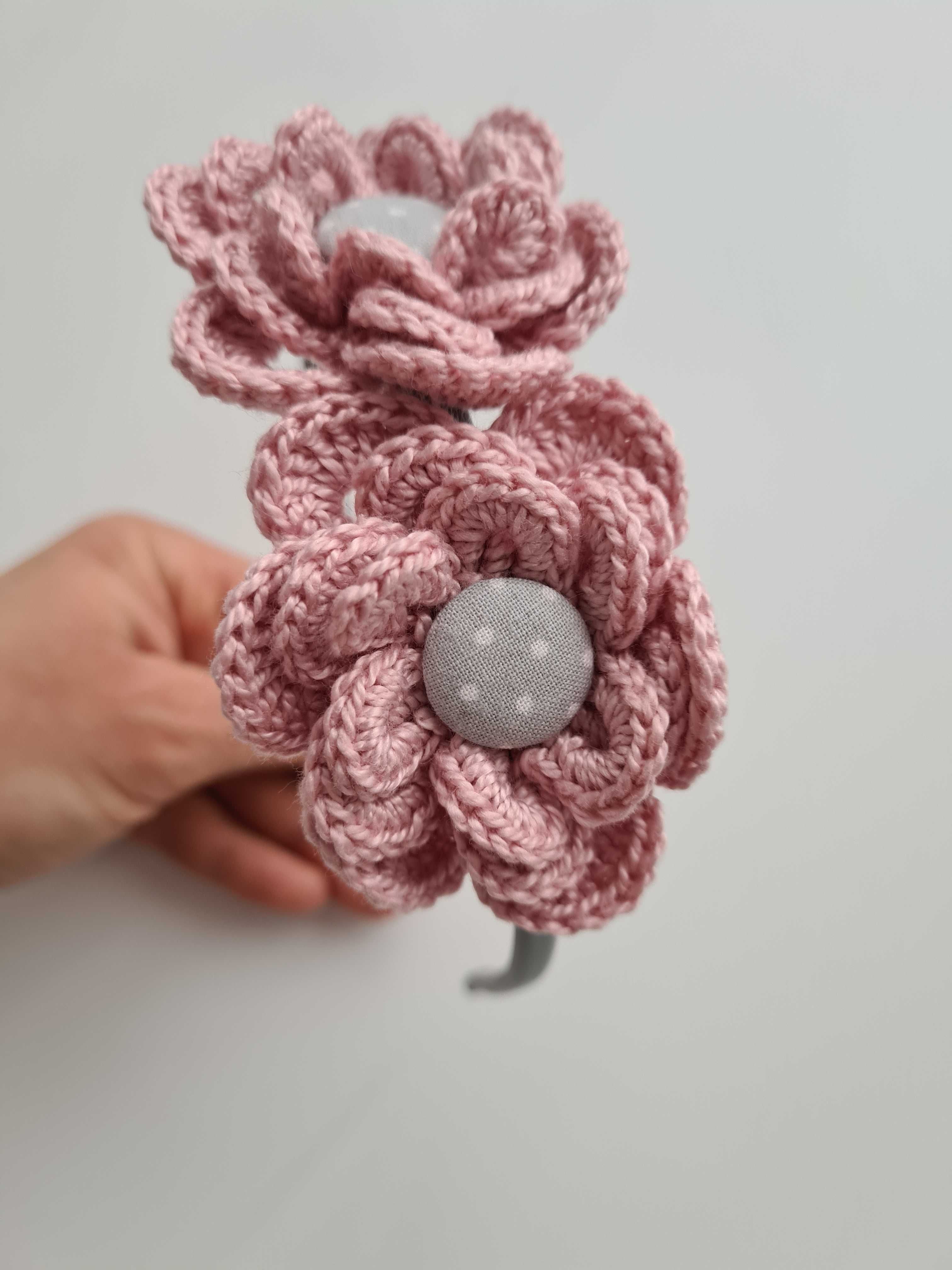 Hand Made Art Madame opaska do wlosów szydełkowe kwiatuszki różowa