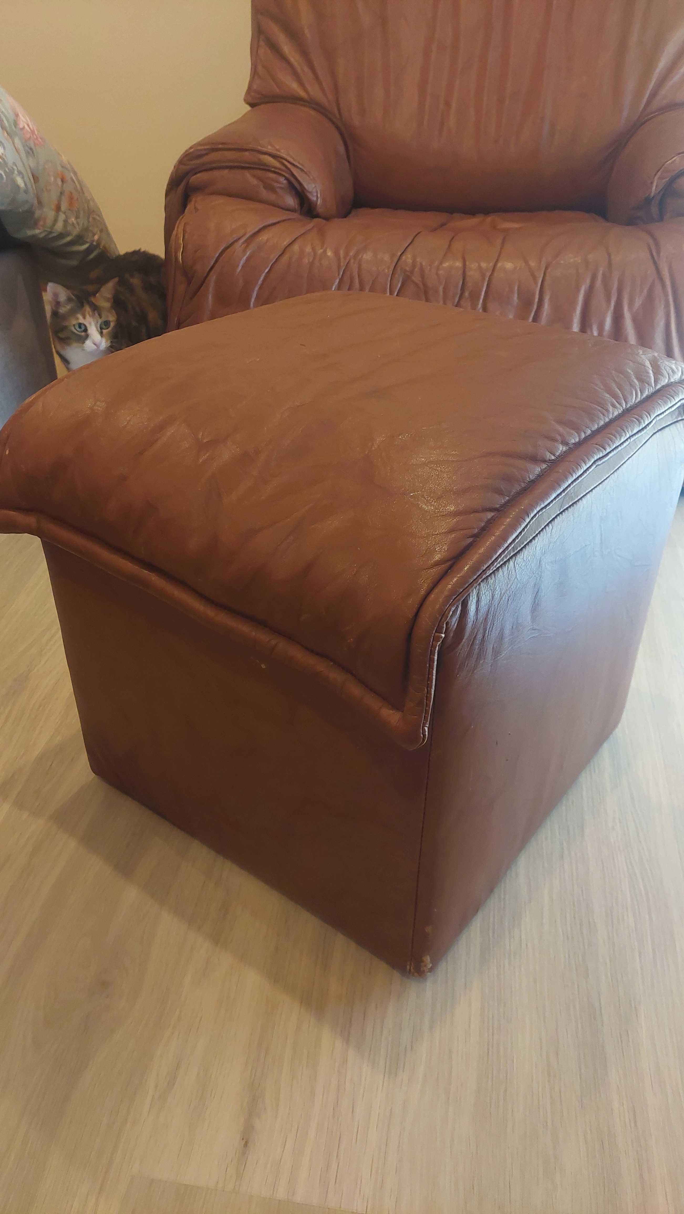 2 poltronas + puff em pele