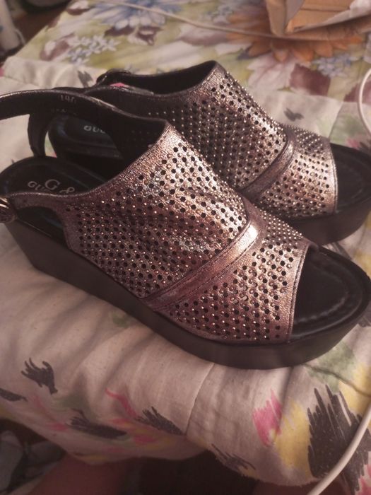 Продам босоніжки нові