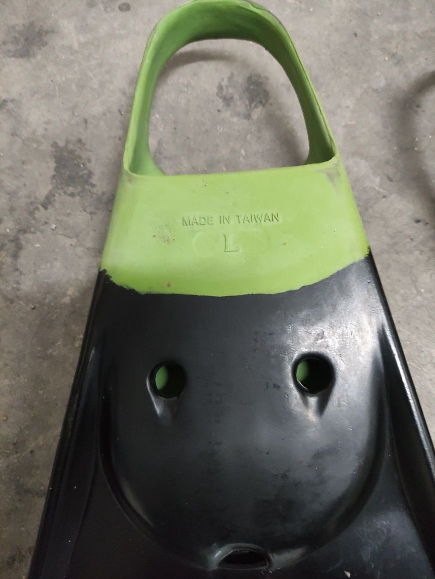 Conjunto Bodyboard com prancha, fato, pés de pato, meias e cordinha