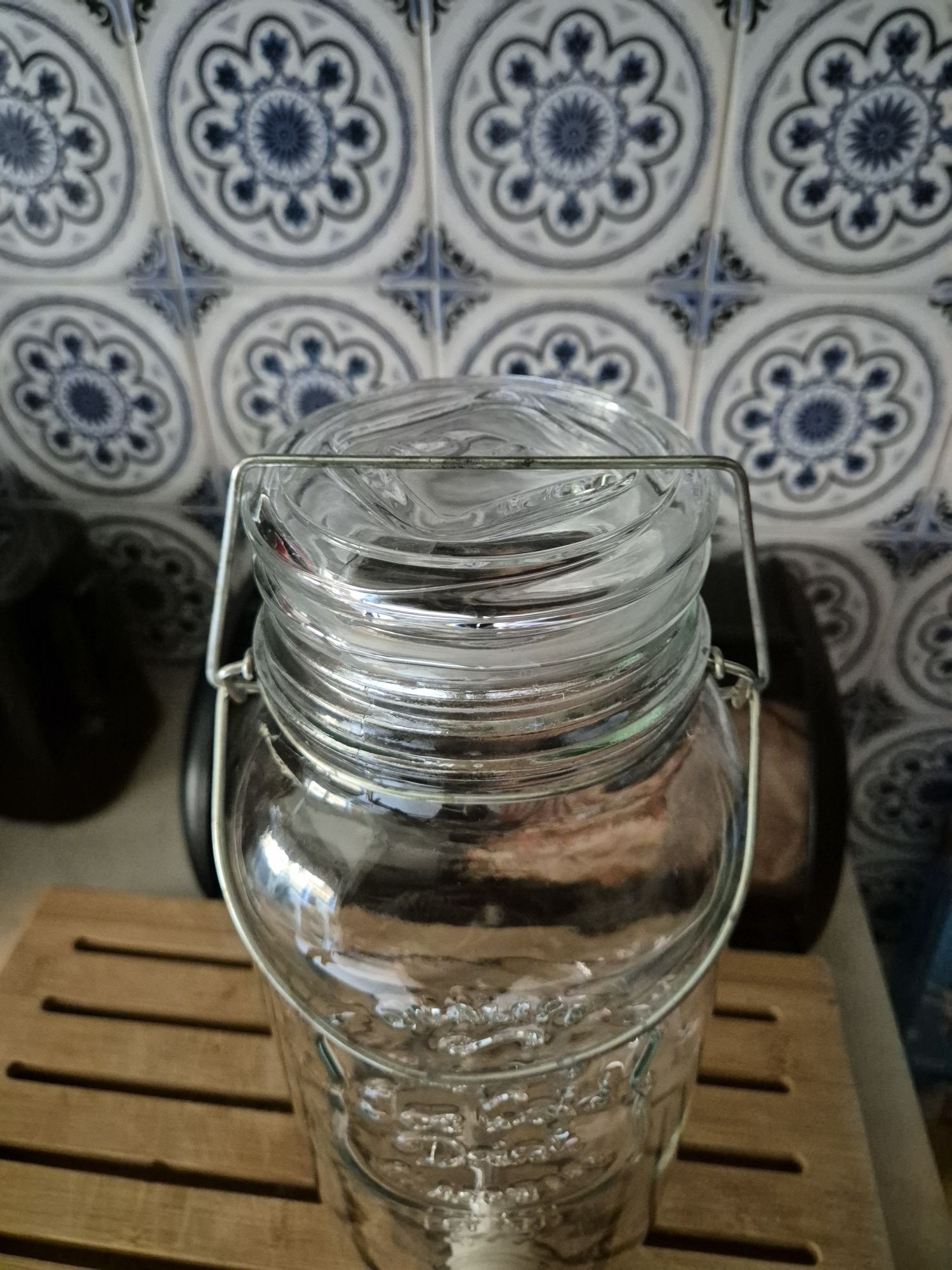 Garrafa de vidro com torneira