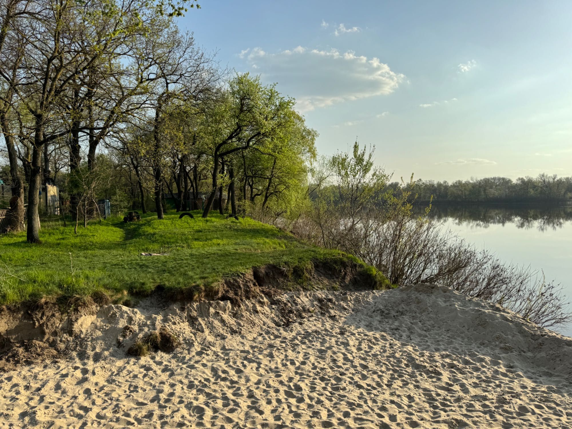 Будинок на березі річки