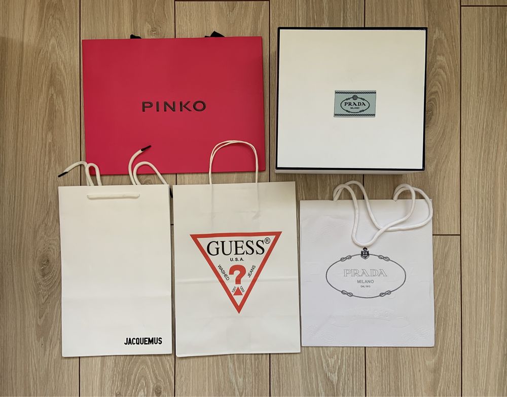 Коробки, пакети prada, guess, pinko для одягу чи сумок