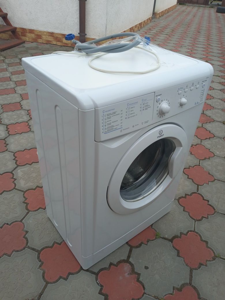 Продам стиральную машинку Indesit