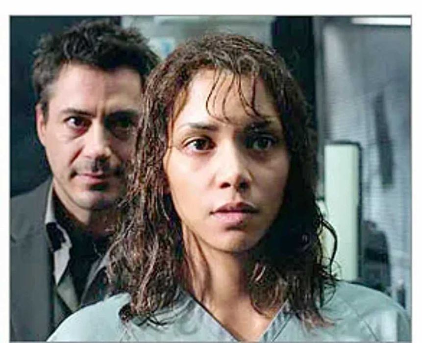 GOTHIKA (Halle Berry/Penélope Cruz/Robert Downey Jr) NOT ALONE...