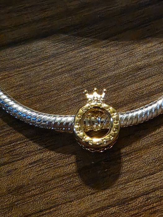 Charms Pandora O w koronie złota