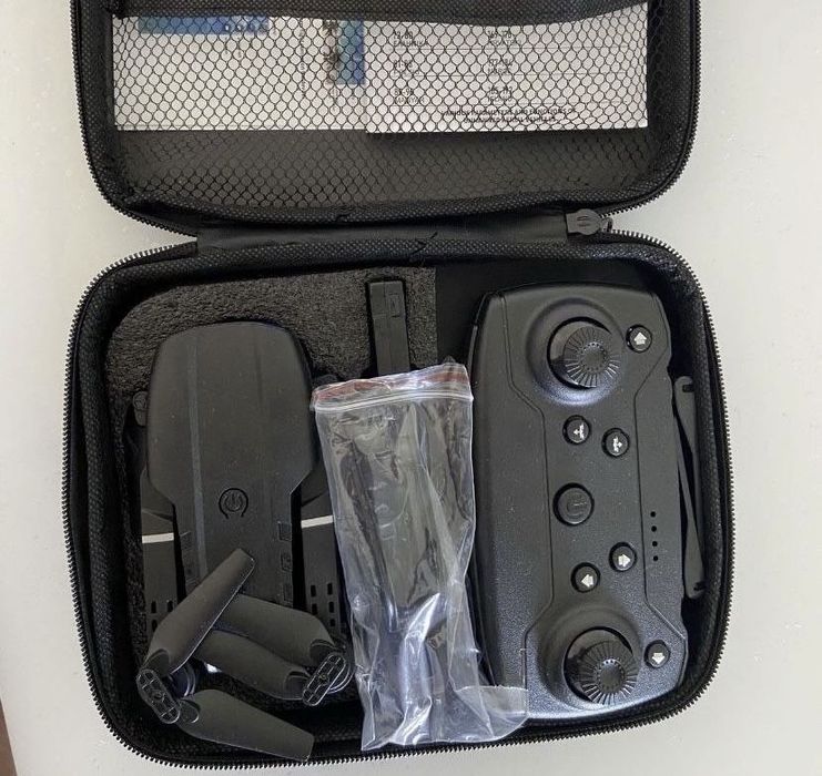 Drone preto com camera e 3 baterias - fácil uso e como novo