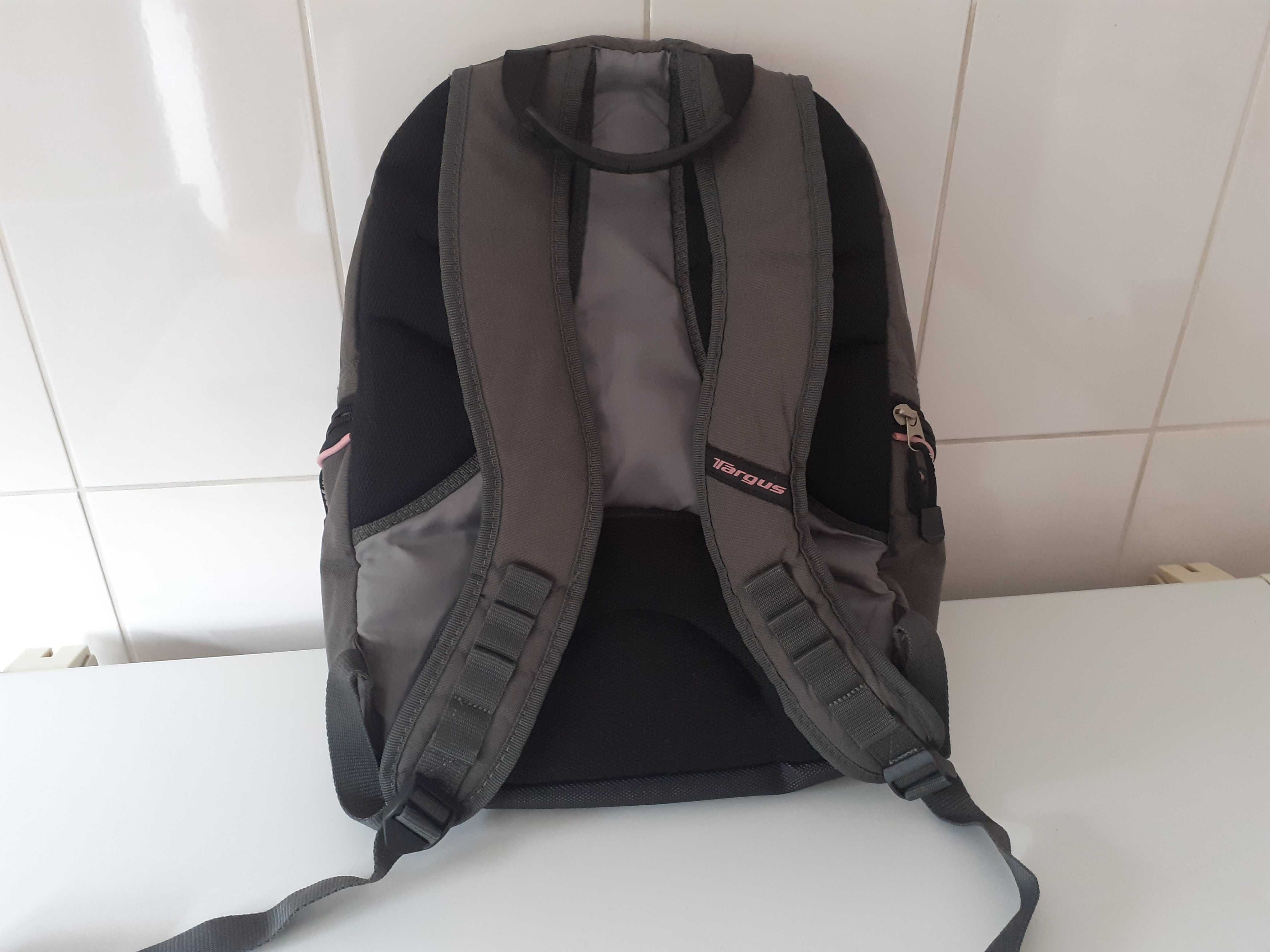 Mochila Targus, com vários bolsos.