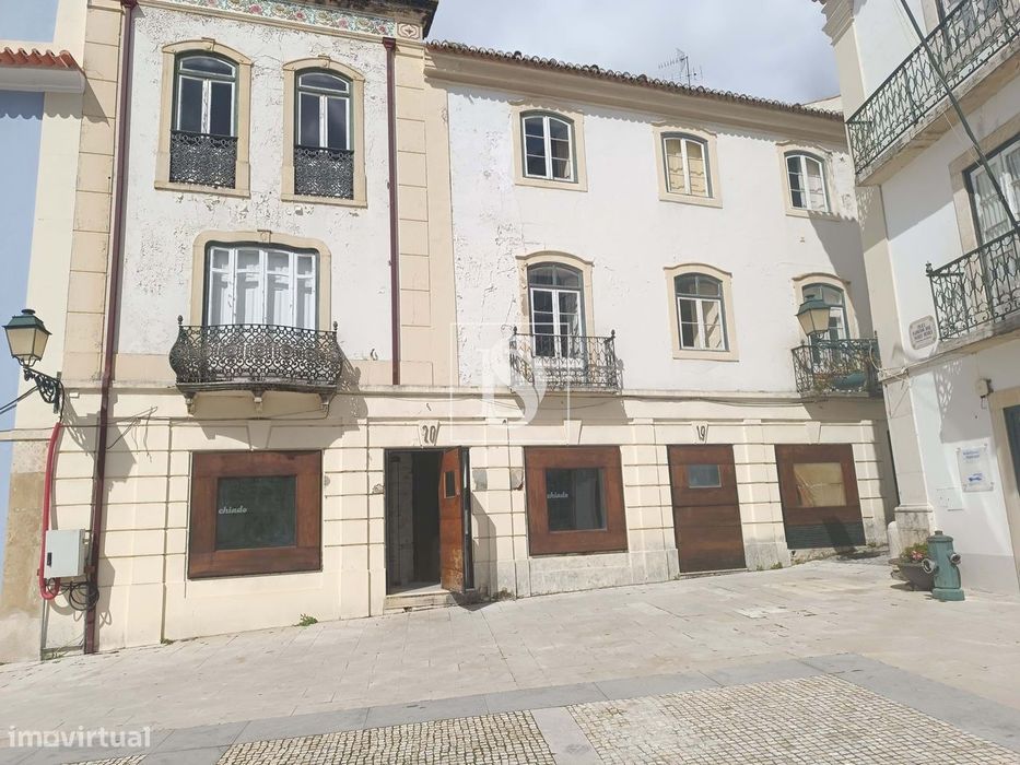 Prédio com 3 pisos e logradouro destinado a comércio e serviços