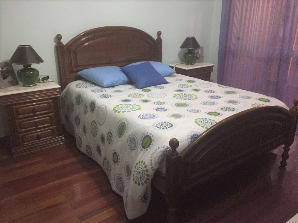 Vendo Mobília de Quarto Completa em castanho com tampos em mármore